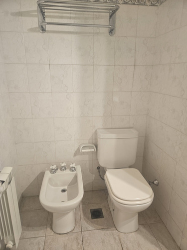 Departamento De 2 Dormitorios Con Cochera. Un Baño.