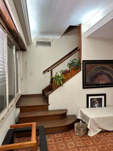 Venta - Con Financiacion - Casa De 3 Plantas - Excelente Esquina Sobre Avda. Vélez Sarsfield