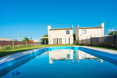 Imagen 2 de 18 de Venta Casa 2 Habitaciones - Pileta - Punta Chacra