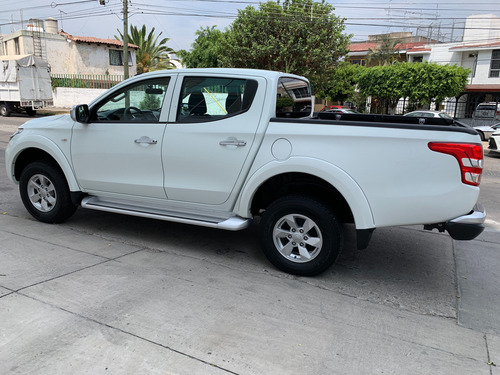 Mitsubishi L200 2.4 Cabina Doble 4x2 Mt