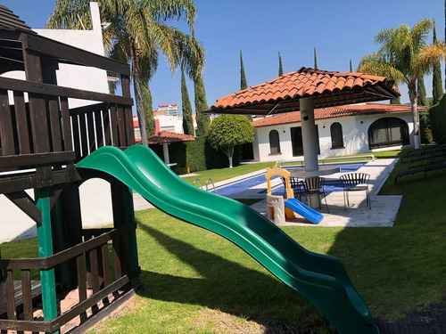 En Venta Casa En Centro Sur, Claustros, Gran Ubicación, Alberca, 3 Recamaras..