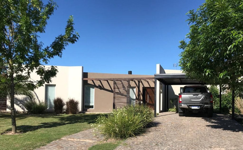 Imagen 4 de 21 de Muy Buena Casa Al Lago En Venta En San Benito - Villa Nueva