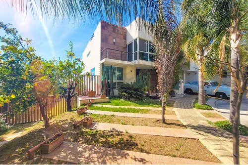 ¡encantadora Casa En Venta Con Amplio Jardín Y Excelente Vista Al Lago En Lomas De Gran Ja...