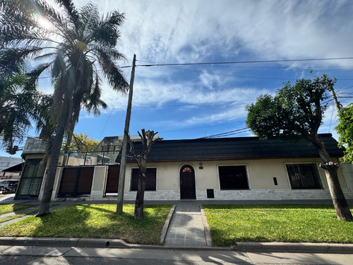 Casa 4 Dormitorios, Cochera, Patio Y Local En Belgrano
