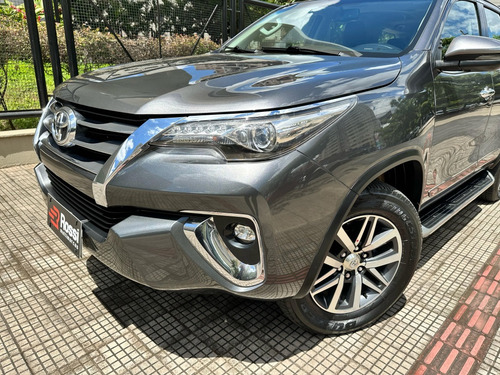 Toyota Hilux SW4 2.8 SRX 4X4 7 LUGARES 16V TURBO INTERCOOLER DIESEL 4P AUTOMÁTICO