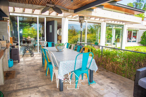 Casa En Venta De 4 Dorm. En Las Condes