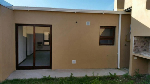 Casa En Venta - 2 Dormitorios 1 Baño - Cochera - 110mts2 - Chivilcoy