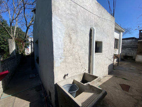 Lega Propiedades Vende Apartamento Al Fondo, Con 2 Dormitorios Y Buena Ubicación.
