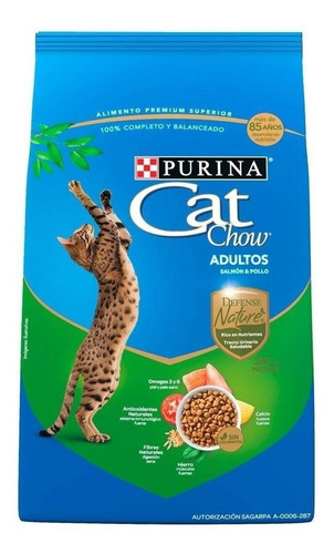 Alimento Cat Chow Defense Nature para gato adulto sabor salmón y pollo en bolsa de 7.2 kg