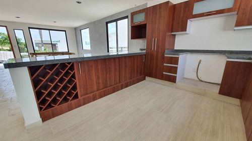 Estrena Casa En Real De Juriquilla, Enorme Jardín, 3 Recamaras, 3.5 Baños, Lujo