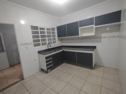 Casa Com 3 Dorms Em Bairro Nobre