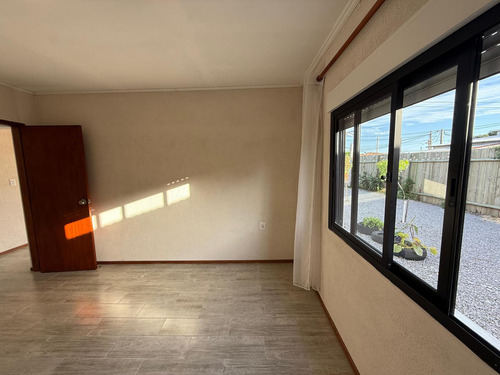 Oportunidad Alquiler De Casa 2 Dormitorios Con Cochera En Flores, Trinidad. 300m2
