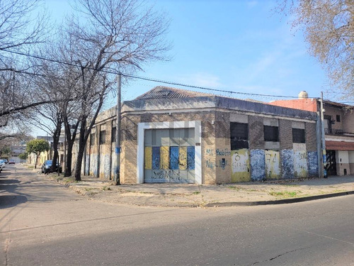 Galpón En Esquina Con Entrada Para Camiones