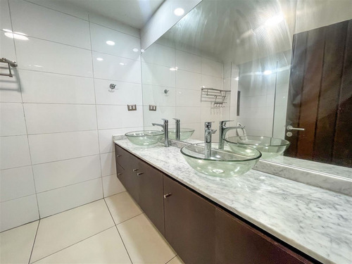 Casa En Venta De 4 Dorm. En Lo Barnechea