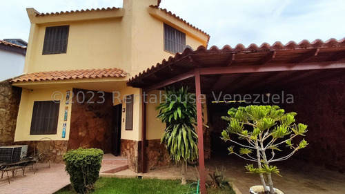 Kl Vende Lujosa Casa En El Este De Barquisimeto #24-1020