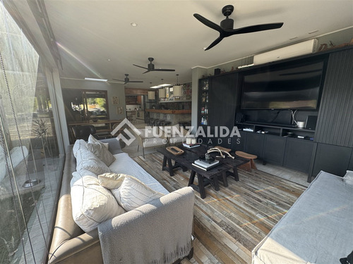 Casa En Venta De 5 Dorm. En Colina
