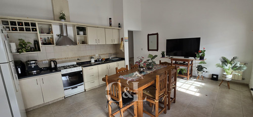 Venta Casa De 2 Dormitorios Con Piscina En Miguel Muñoz
