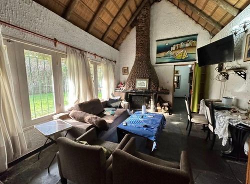 Sólida Casa De Muy Gran Tamaño Y Con Espectacular Terreno