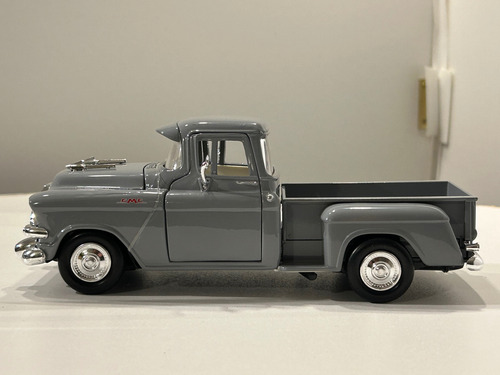 Camioneta A Escala Gmc Blue Chip Pick Up (1957). 1:24 Gris