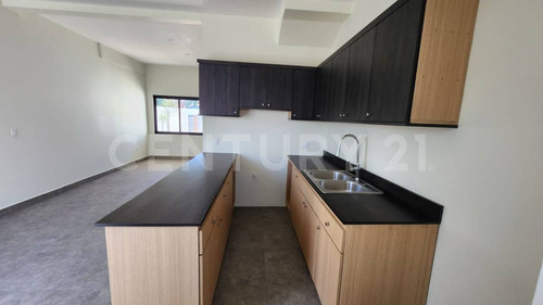 Casa Dentro En Nuevo Desarrollo Con Excelente Ubicación