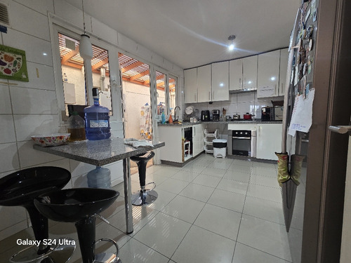 Casa Con Excelente Distribución Y Mantención