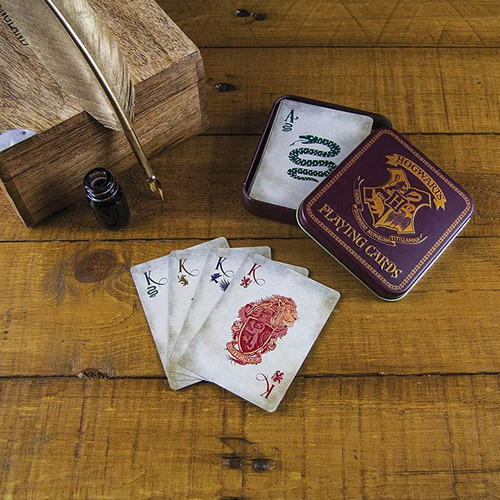 Harry Potter Jogando Cartas Com Símbolos Da Casa De Hogwarts