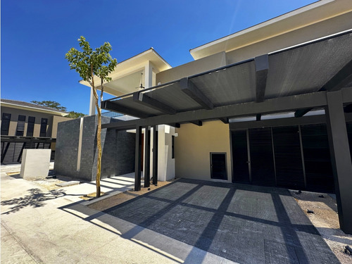 Renta De Residencia En Yucatán Country Club, A Estrenar