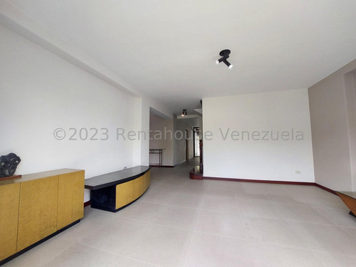 Casa En Venta En Alto Prado Caracas Remodelada Calle Cerrada Terraza