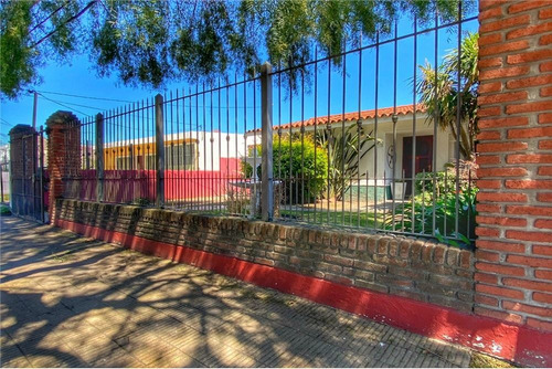 Venta Casa Sayago 2 Dormitorios, Fondo Y Piscina!