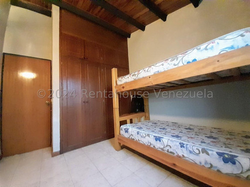 Venta Bella Casa Tipo Town House Ubicada En Prestigioso Urbanismo Privado De La Av. Intercomunal,urb Villa Roca Gabriela C