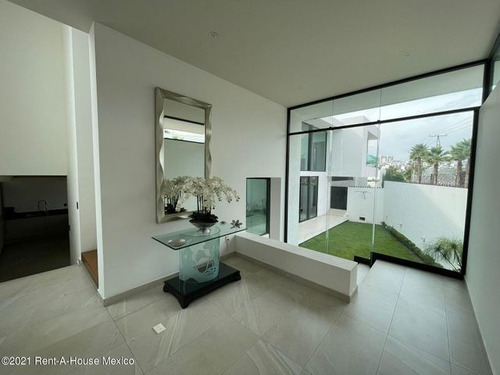 Imagen 3 de 8 de Vista Dorada - Casa Con Sótano Y Sala Doble Altura. Venta