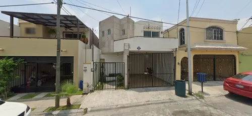 Casa De Dos Niveles Con Cochera Techada