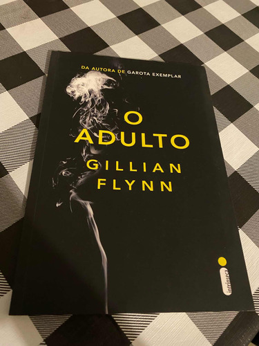 Livro O Adulto - Gillian Flynn