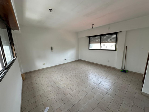 Venta Oficinas Frente Al Hpc - A La Calle -con O Sin Renta-