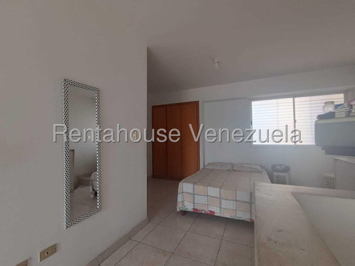 Apartamento En Venta Duplex En Urbanización Andrés Bello Maracay Zona Norte Con Pozo De Agua Nela 25-16098