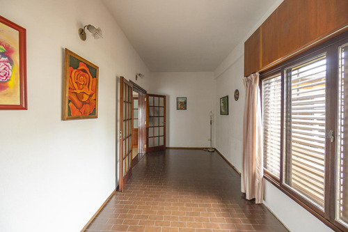 Casa En Venta En Rafael Calzada De 5 Ambientes