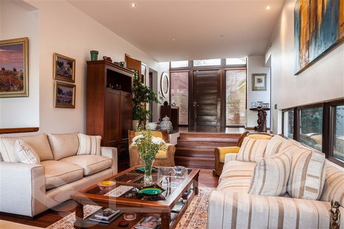 Casa En Venta De 5 Dorm. En Las Condes