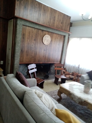 Nueva En El Mercado Año 1976 Familia Grande O Profesional. . 4 Dorm, Serv 3 Baños, Living, Y Comedor, 2 Estar, Escritorio, Cocina Def, 2 Estufas A Leña, Gge 4 Piscina Termica, Barbacoa. 7 A/a.