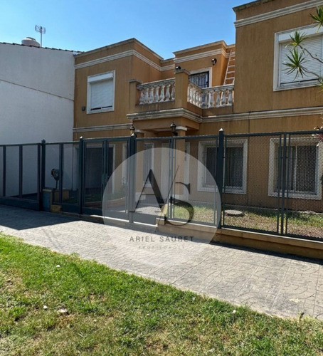 Se Vende Hermoso Chalet En Villa Bosch!!!! Frente A La Plaza Del Pio Xii