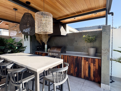 Increíble Townhouse De 3 Pisos En Lo Barnechea Con Azotea