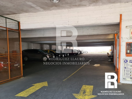 Imagen 3 de 7 de Estacionamiento, En Amplio Lote Con Posibilidad De Desarrollar Otro Proyecto. A Pocos Mts De Av 9 De Julio.