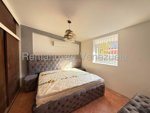 Hermosa Casa Quinta De 2 Niveles En Venta Ubicada En Alto Prados Del Este 25-17674