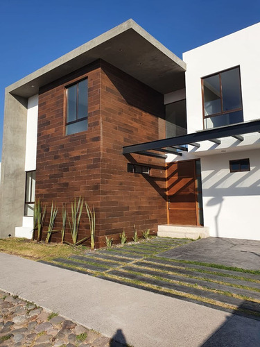 La Vista Residencial, 4ta Recamara En Pb, 4 Baños Completos, Jardín..