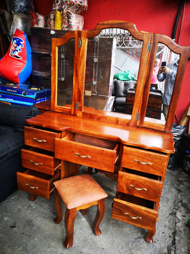Coqueta De Cenizaro; Comodas Y Espejos Mi Mueble ¢225,000.