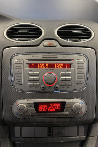 Ford Focus 2.0 Ghia 5p Mt 2010