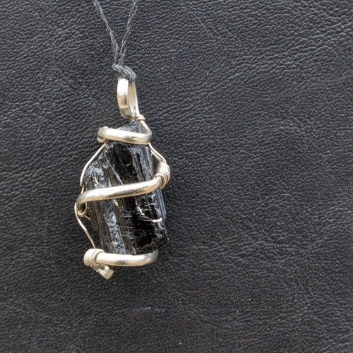 Imagen 2 de 3 de Piedra Negra Turmalina Engarzada Dije Con Macramé