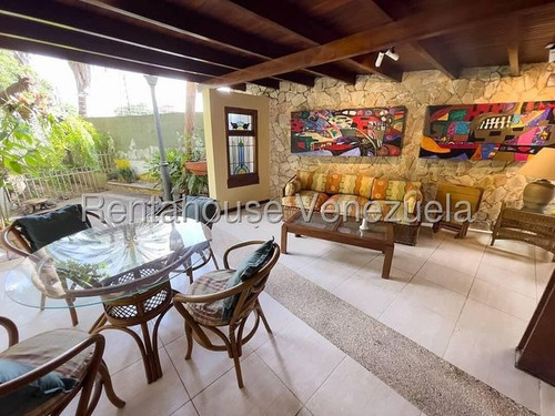 Agp Casa Con Cocina Moderna, Excelente Área De Reuniones, En Venta Ubicada En Calle Cerrada, En Alta Florida 25-11358 Ys