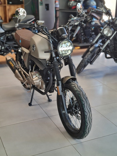 Imagen 3 de 11 de Vento Rocketman Buen Fin Con Casco, Bocina Y Placas Gratis