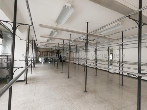 #*25-18137 Este Edificio De Cinco Niveles, Ubicado En El Centro Histórico Y Comercial De La Ciudad, Está Disponible En Alquiler, Barquisimeto, Lara. Adelaida Armeya