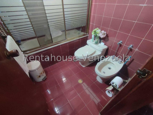 Bella Casa Bien Distribuida De MĂșltiples Niveles En Venta Ubicada En Los Naranjos Del Cafetal 25-6495